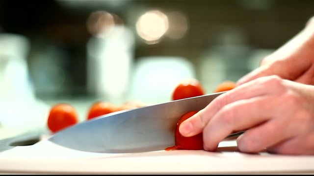 Tomate schneiden