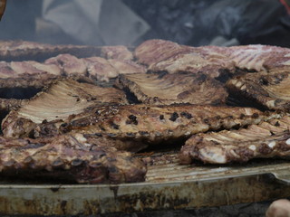 Costillares asandose en la parrilla