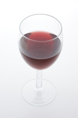 ein Weinglass gefüllt mit Rotwein