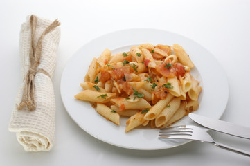 Pasta mit frischen Tomaten und Gewürzen