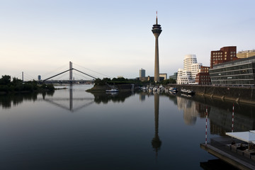 medienhafen düsseldorf mit rheinturm