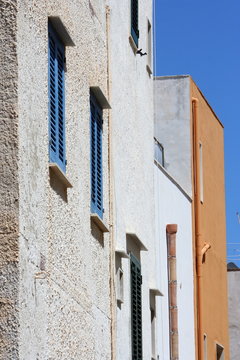 facciate di edifici al sole
