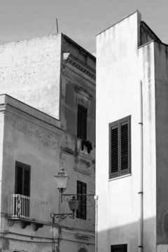 edifici antichi in bianco e nero