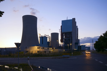 Fototapeta na wymiar Elektrownia w niebieskim godzin