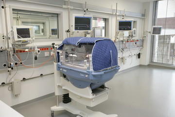 Kinderbett im Krankenhaus