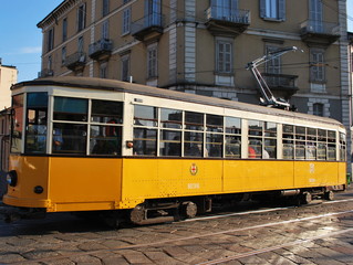 Fototapeta na wymiar Old pomarańczowy tramwaj w Mediolanie