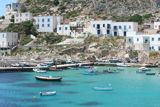 piccolo porto con le barche del Mediterraneo