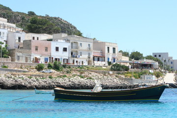 Fototapeta na wymiar barca nel porto del villaggio