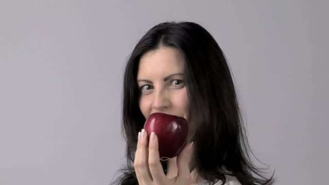 donna bruna con mela rossa