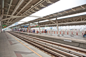 Passagiere warten auf die nächste Hochbahn, Skytrain
