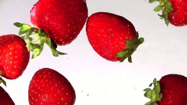tante fragole in un cocktail