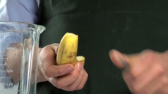 Preparazione di un frullato di banana