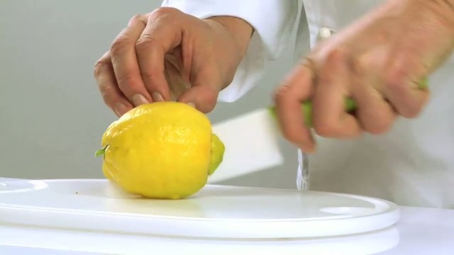 mani affettano un limone