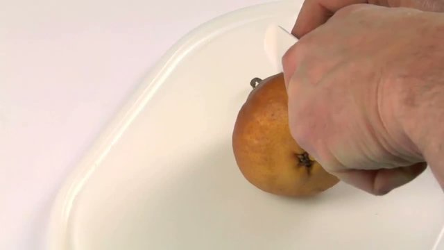 Mani tagliano una pera