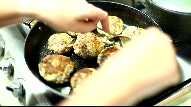 Bouletten braten