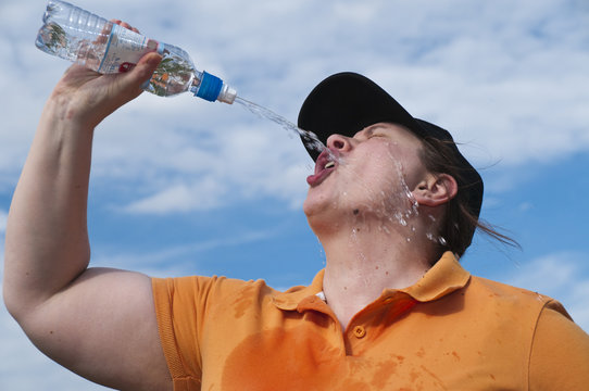 XXL-Model, Frau Wasser trinken beim Sport