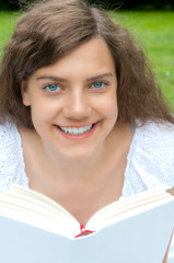 Frau Buch lachen