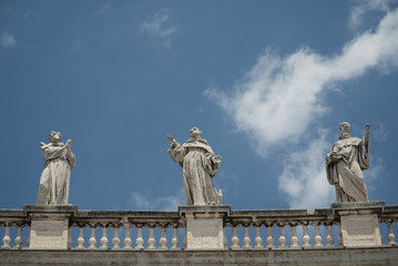 Obraz premium Piazza S. Pietro, statue con cielo e nuvole