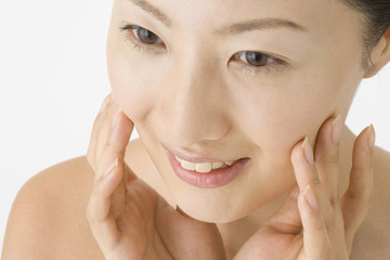 Fototapeta premium お肌の手入れをする女性