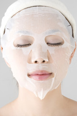 パックをする女性