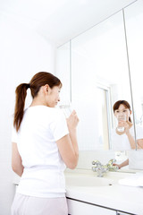 うがいをする女性