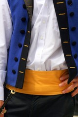 gilet bleu de costume traditionnel breton et ceinture jaune