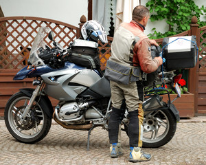 Fototapeta na wymiar Biker, przygotowania do wyjazdu