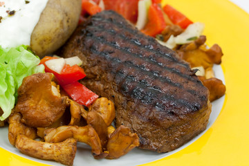 Rumpsteak(Roastbeef) - gegrillt,mit Salat,Pfifferlingen