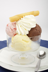 Gemischtes Eis mit Sahne