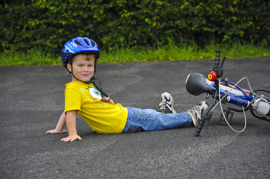 Kind lernt Fahrrad fahren