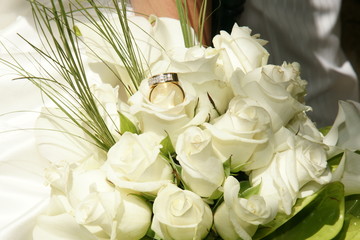 bouquet de mariée et alliances