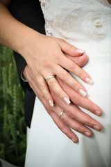 Obraz na płótnie Canvas Wedding hands with rings on pregnant bride