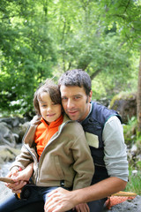 Portrait d'un homme et d'un petit garçon à la pêche