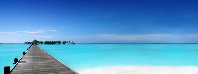 Steg zu tropischer Insel