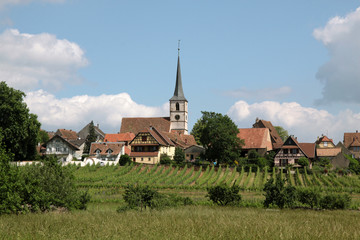 Dorf und Weinberge