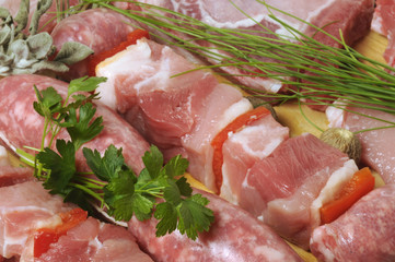 Spiedini crudi con erbe