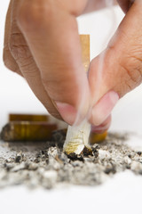 Fingers turn off the cigarrete