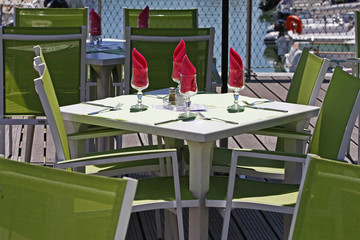Table de restaurant sur un port