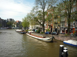 Fototapeta na wymiar Amsterdam canale e chiatte