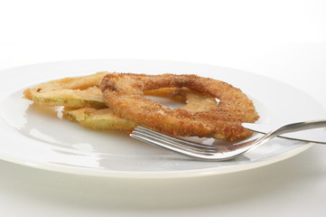 Zucchini als panierte Ringe