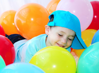 kind mit Luftballons