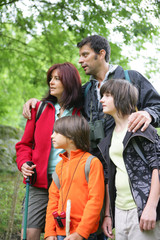 Homme et femme avec enfants regardant au loin
