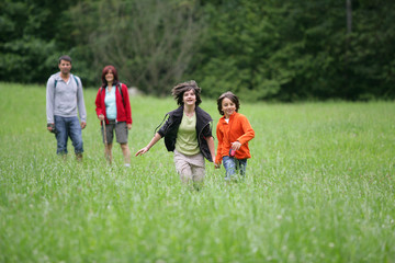 Obraz premium Homme et femme avec enfants se promenant à la campagne