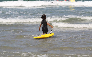 jeune gar&ccedil;on qui va faire du surf