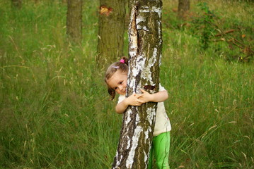 dziewczynka w lesie - obrazy, fototapety, plakaty