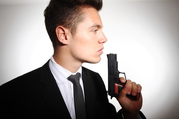 Businessmann mit Pistole