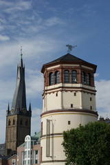 Fototapeta na wymiar Düsseldorfer Schlossturm mit Lambertuskirche