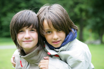 Portrait d'une jeune fille et d'un petit garçon souriants