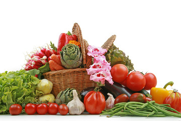 tas de légume et panier en osier