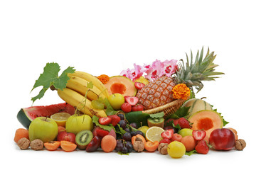 tas de fruits tropicaux sur fond blanc